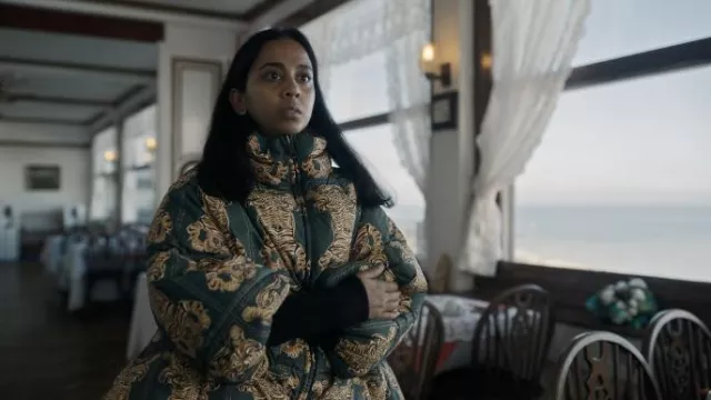 La DoubleJ St. Moritz veste bouffonne imprimée tigre portée par Pam (Anjana Vasan) comme on le voit dans la série télévisée Killing Eve (S04E05)