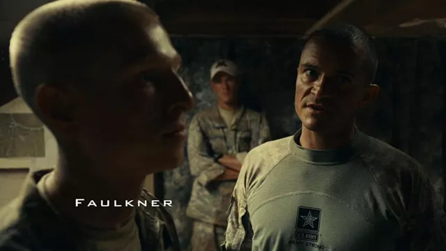 Camisa de combate "Army Strong" del Ejército de los Estados Unidos en camuflaje digital usada por CPT Ben Keating (Orlando Bloom) como se ve en el vestuario de la película The Outpost