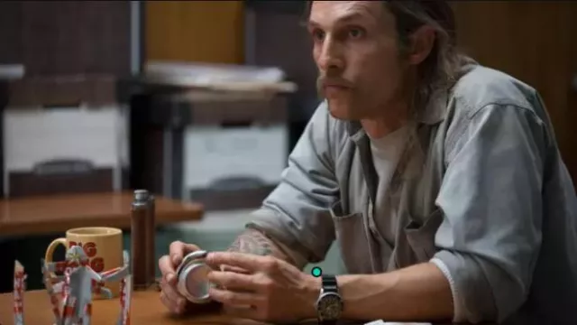 La montre Lorus portée par le Detective Rust Cohle (Matthew McConaughey) dans la série True Detective (Saison 1 Épisode 5)