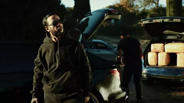Lacrim's black Nike hoodie in his music video Señor de los Gallos with We  Renoi