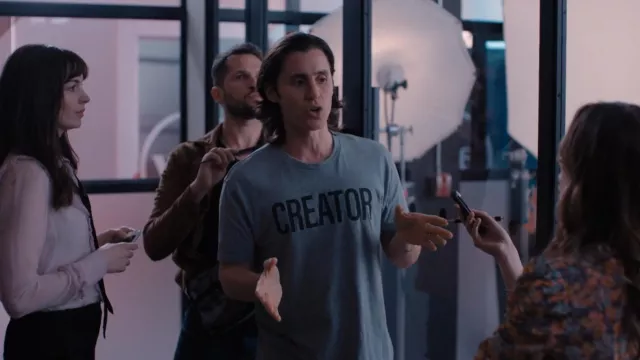 T-shirt créateur porté par Adam Neumann (Jared Leto) dans la série télévisée WeCrashed (S01E04)