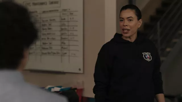 Austin Fire Hoodie usado por Nancy Gillian (Brianna Baker) en 9-1-1: Lone Star TV series outfits (Temporada 3 Episodio 12)