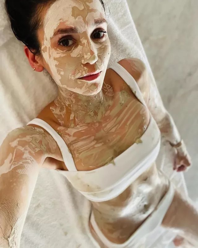 Le bikini blanc porté par Nina Dobrev sur son compte Instagram @nina