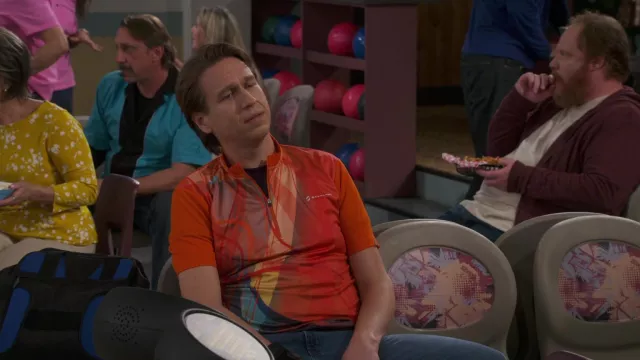 Maillot imprimé Savalino Bowling Sublimation porté par Tom Smallwood (Pete Holmes) comme on le voit dans How We Roll (S01E01)