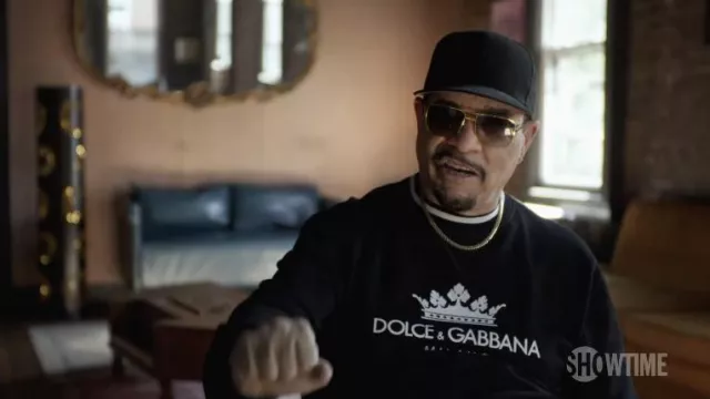 Dolce & Gabbana Black Milano Logo Crew Sweatshirt porté par Ice-T comme on le voit dans le documentaire Cypress Hill: Insane in the Brain