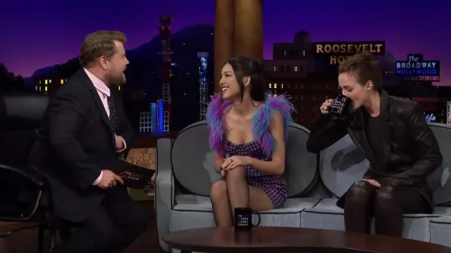Mini robe en tweed garnie de plumes portée par Olivia Rodrigo dans The Late Late Show avec James Corden le 22 mars 2022