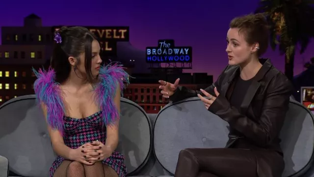 La veste et le pantalon en cuir Attico en marron portés par Renate Reinsve comme on l’a vu dans The Late Late Show avec James Corden le 22 mars 2022