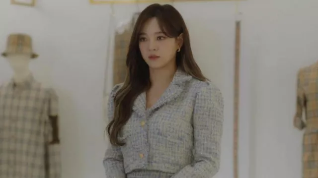 Dint Wool Tweed Fringe Blazer et jupe deux pièces portés par Shin Ha Ri (Kim Sejeong) comme on le voit dans les tenues de la série télévisée Business Proposal (saison 1 épisode 4)