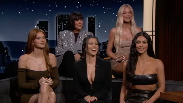 Khaite Octavia Wool Mini Robe en marron portée par Kendall Jenner comme vu dans Jimmy Kimmel Live! sur avril 6, 2022