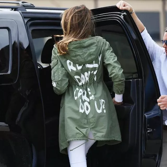 Zara I Really Don’t Care Veste vert olive portée par Melania Trump en juin 2018