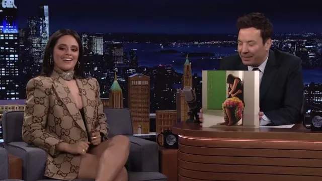 Blazer à double poitrine en toile Gucci Brown 'GG' porté par Camila Cabello dans The Tonight Show avec Jimmy Fallon