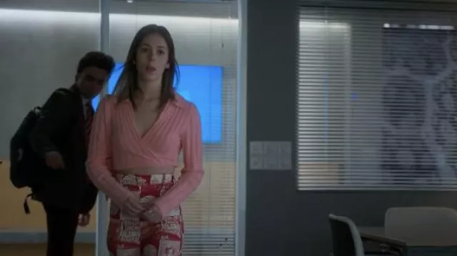 Zara Pink Wrap Ribbed Crop Top worn by Cayetana Grajera (Georgina Amorós) as seen in Elite (S05E01)