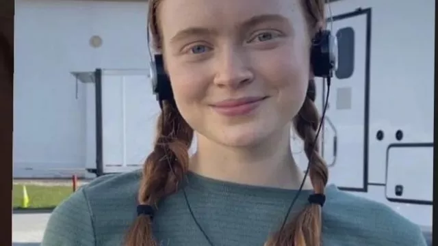 The universal thread top worn by Sadie Sink aka Max mayfield on the set of the series Stranger Things Season 4