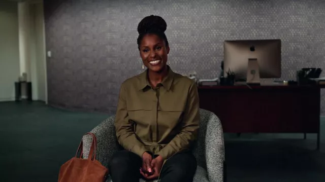 Good American Safari Tie Waist Tunic Shirt usado por Wanda Shepard (Issa Rae) como se ve en los atuendos de la serie de televisión Roar (Temporada 1 Episodio 1)