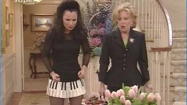 Robe Moschino Piano portée par Fran Fine (Fran Drescher) dans les tenues de la série télévisée The Nanny (saison 4 épisode 23)