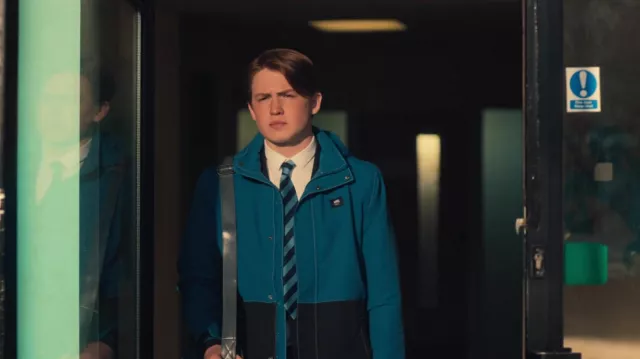 Veste Vans Daleside en noir et bleu portée par Nick Nelson (Kit Connor) telle que vue dans les tenues de la série télévisée Heartstopper (Saison 1 Episode 1)