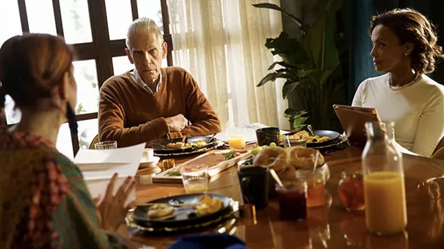 Pull brun porté par Spencer (David Cronenberg) vu dans Slasher (Saison 4 Episode 5)