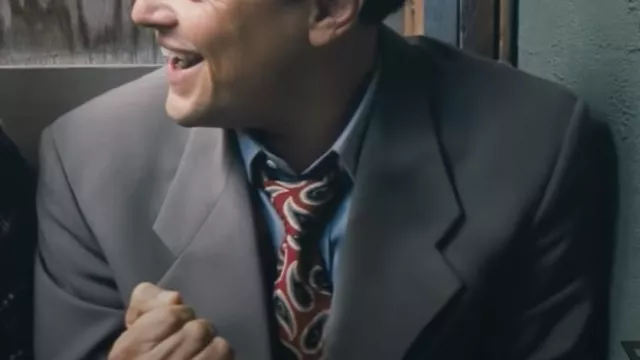 Veste de costume grise portée par Jordan Belfort (Leonardo DiCaprio) dans le film Le Loup de Wall Street