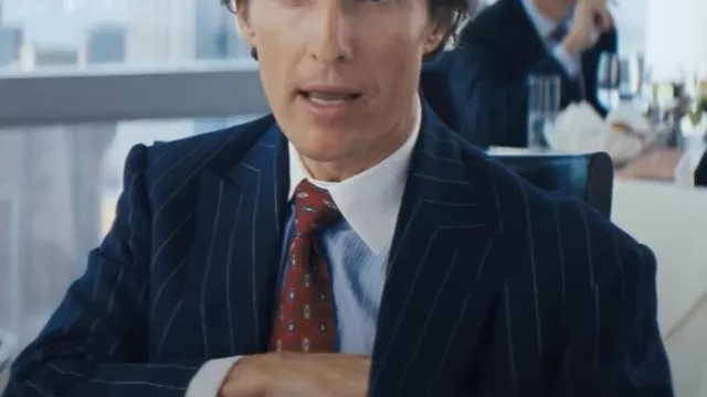 Veste de costume à rayures bleues portée par Mark Hanna (Matthew McConaughey) dans le film Le Loup de Wall Street