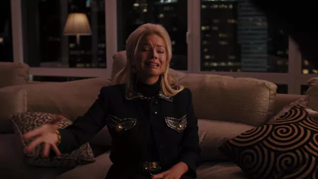L'ensemble à poche et col dorés porté par Naomi Lapaglia (Margot Robbie) dans le film Le loup de Wall Street