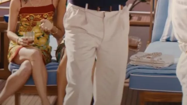 Pantalon Chino blanc porté par Jordan Belfort (Leonardo DiCaprio) dans Le Loup de Wall Street