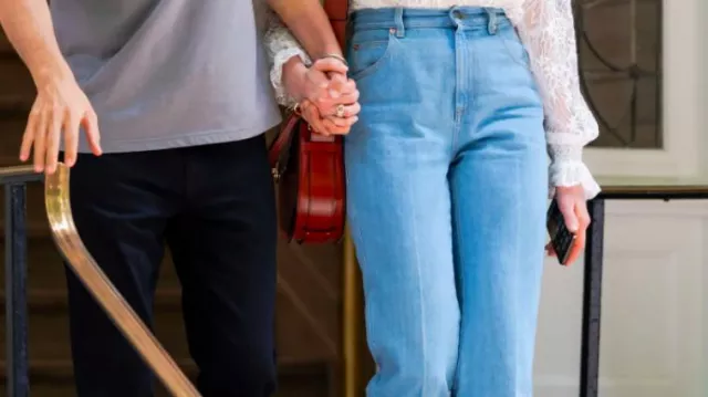 Flared Jeans 70's high waist denim porté par Rebekah Neumann (Anne Hathaway) dans la série télévisée WeCrashed (Saison 1 Episode 8)