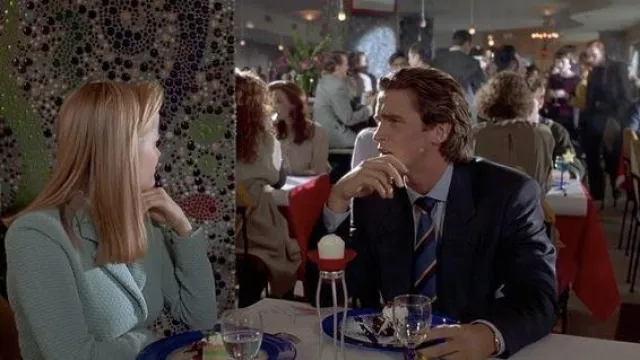 Cravate rayée portée par Patrick Bateman (Christian Bale) vue dans American Psycho