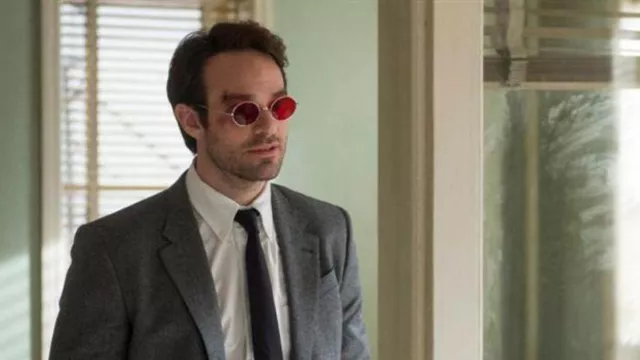 Les lunettes rondes rouges de Matt Murdock (Charlie Cox) alias Daredevil dans la série Marvel's Daredevil (Saison 2 Épisode 10)