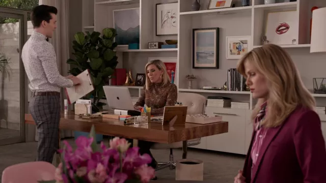 Nanushka Madi Snake-print Stretch-jersey Turtleneck Top en marrón usado por Brianna Hanson (June Diane Raphael) como se ve en Grace and Frankie (S07E01)