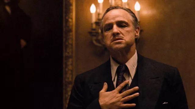 Cravate imprimée violette portée par Don Vito Corleone (Marlon Brando) dans la garde-robe du film Le Parrain