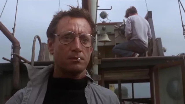 Surshirt gris porté par Brody (Roy Scheider) dans la garde-robe du film Les Dents de la mer