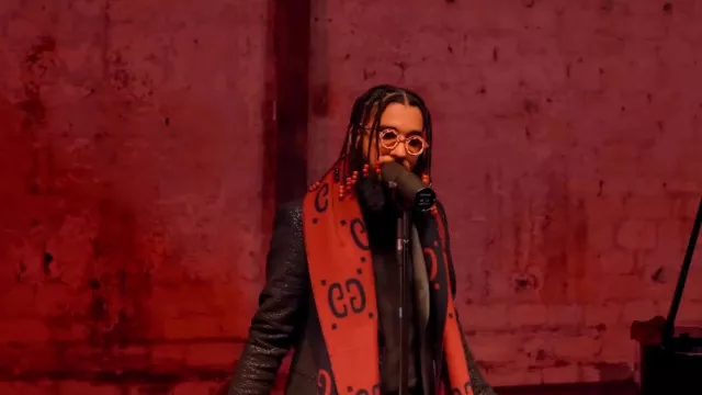 L'écharpe rouge et noire Gucci portée par KIKESA dans la vidéo LETTRE À MON EX