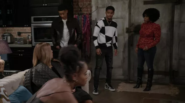 Zara Geometric Jacquard Sweater porté par Jessie 'JR' Raymond (Sylvester Powell) vu dans All American: Homecoming Wardrobe (Saison 1 Episode 11)