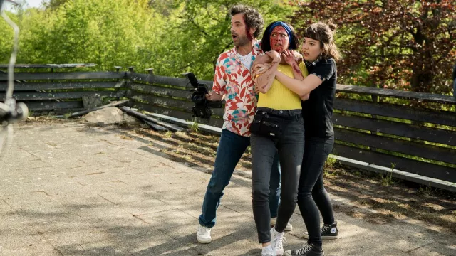 El par Converse negras usadas Romy (Simone Hazanavicius) en la película Cut! | Spotern