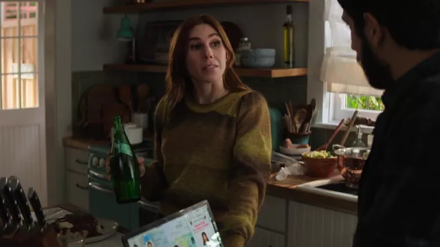 Suéter Rodebjer Tahra usado por Annie Mouradian (Zosia Mamet) en The Flight Attendant (S02E06)