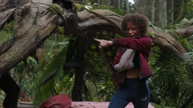 Legging Puma en bleu porté par Rachel Reid (Reign Edwards) vu dans The Wilds (S02E06)