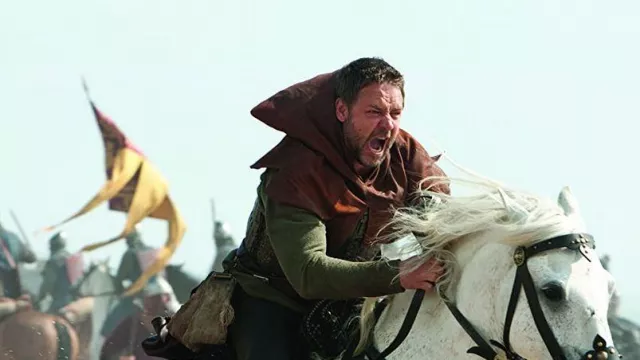 Green hooded shirt worn by Robin Longstride (Russell Crowe) in Robin Hood movie outfits