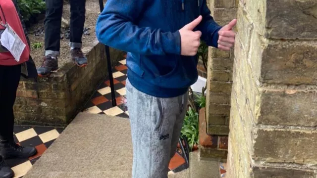 Le pantalon gris de jogging Superdry porté par Nick Nelson (Kit Connor) dans la série Heartstopper 