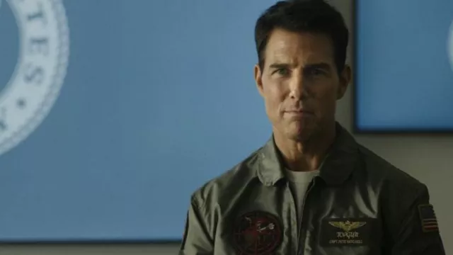 Veste militaire vert olive du pilote portée par Pete 'Maverick' Mitchell (Tom Cruise) dans le film Top Gun: Maverick