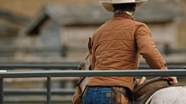 Veste Western Orange Brixton portée par Walker (Ryan Bingham) dans les tenues de la série télévisée Yellowstone (saison 4 épisode 5)