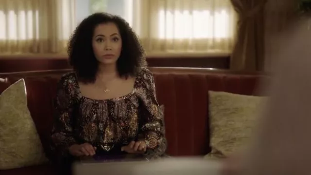 Le top imprimé métallique Rebecca Taylor porté par Macy Vaughn (Madeleine Mantock) dans la série Charmed (Saison 1 Episode 10)