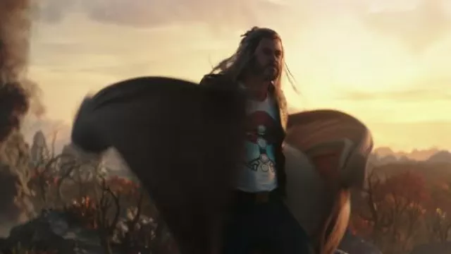 Débardeur blanc imprimé porté par Thor (Chris Hemsworth) comme on le voit dans les tenues du film Thor: Love and Thunder
