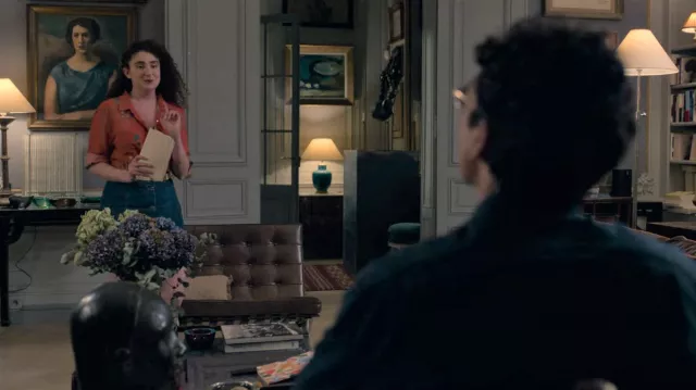 The Barcelona armchair used by Apolline (Elsa Guedj) in the series Drôle (S01E03)