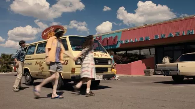 Baskets Reebok RB 504 en marron portées par Eleven (Millie Bobby Brown) comme on le voit dans les tenues de l’émission de télévision Stranger Things (S04E02)