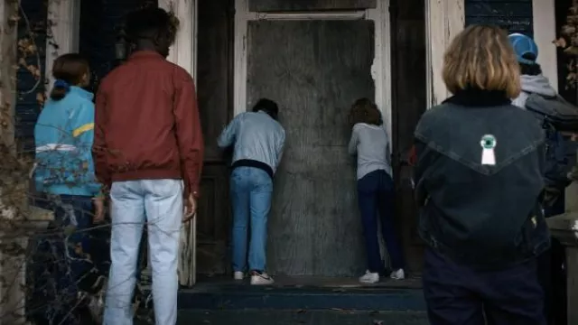 Jeans Levi’s 550 Relaxed Fit portés par Steve Harrington (Joe Keery) vus dans Stranger Things (S04E05)