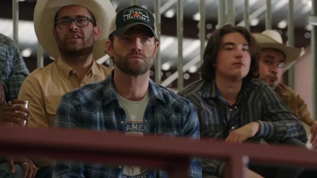Casquette Texas Hatters portée par Cordell Walker (Jared Padalecki) telle que vue dans les tenues de la série télévisée Walker (saison 2 épisode 17)