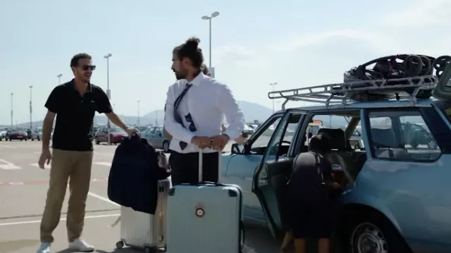 Le polo noir Lacoste porté par Jean (Vincent Dedienne) dans le film I Love Greece