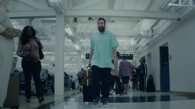 Polo Nike porté par Stanley Sugerman (Adam Sandler) comme on le voit dans les tenues du film Hustle