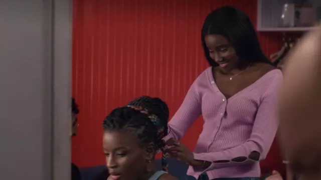The pink lilac cardigan Attracts The Studio of Aminata, the sister of Aïssatou (Karidja Touré) in the series Funny (Season 1 Episode 3)
