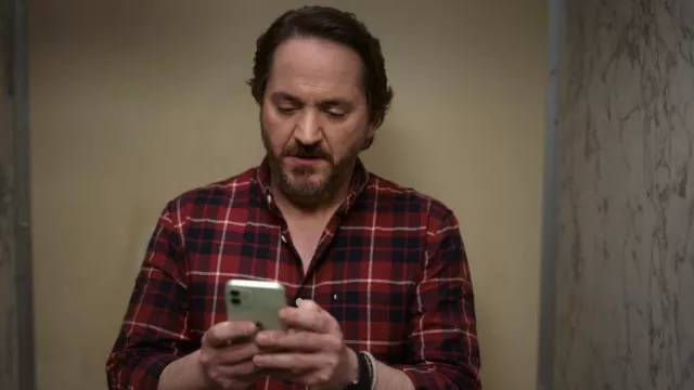 Chemise rouge flanelle portée par Clark Thompson (Ben Falcone) vue dans la série télévisée God’s Favorite Idiot (S01E03)